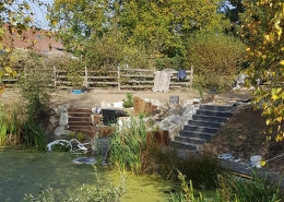 Etang aménagé avec une cascade près de Saint-Etienne
